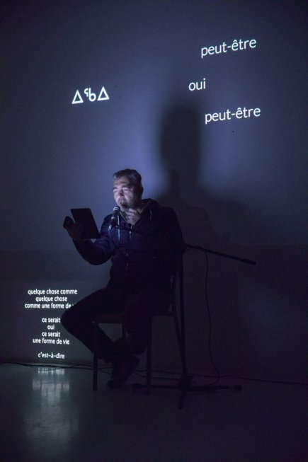 L'artiste Frédéric Dumond en train d'exécuter une performance