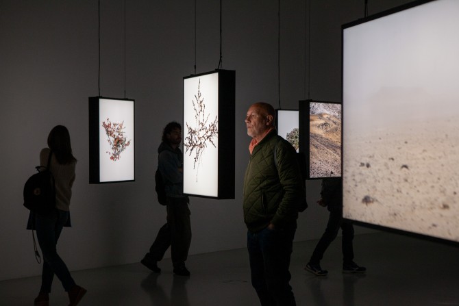 Abdessamad El Montassir, Al Amakine, 2020. Installation photographique, et pièce sonore 8.1. Pièce sonore composée en collaboration avec Matthieu Guillin.