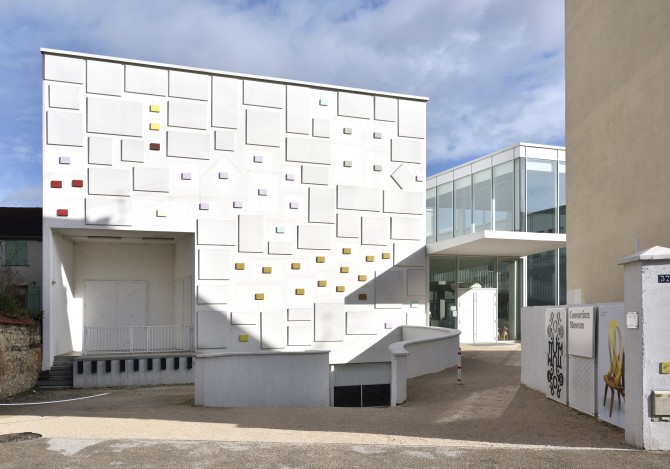 Claude Rutault, À l’adresse, 1988 (détail) Façade du Consortium Museum, Dijon, 2021
