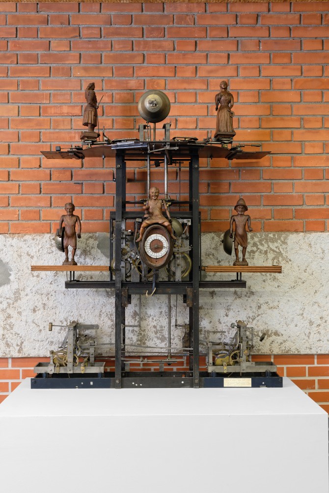 Petit (ébénisterie et mécanisme), Horloge dite « du tonnelier », vers 1890. Collection musée du Temps,Ville de Besançon ; don Michèle Petit, 1960