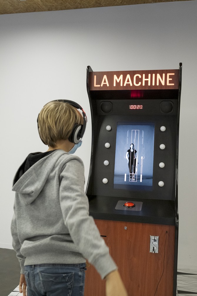 Cie Labkine, La Machine, une borne à danser, Frac Franche-Comté