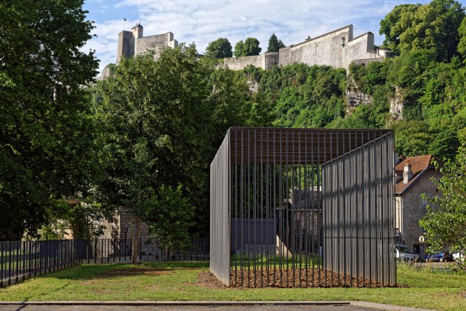 Vue de l'exposition : Lois Weinberger, L’Envers du Paysage au Frac Franche-Comté en 2018