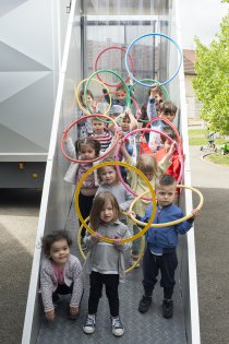 Scolaires dans le satellite du FRAC