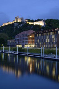 Vue lointaine, de nuit, de la Cité des Arts et de la Citadelle de Besançon