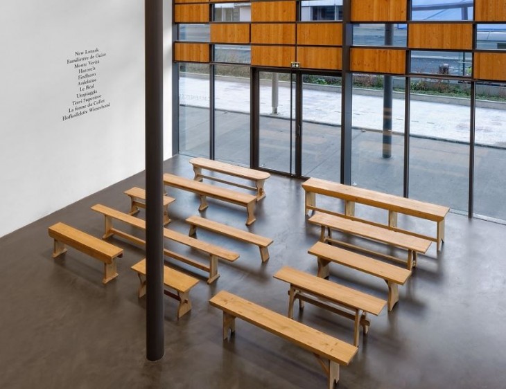 Vue de l’exposition « Francis Cape. Bancs d’utopie / We sit together » du 9 octobre 2015 au 17 janvier 2016 au Frac Franche-Comté