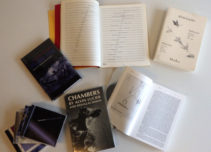 La partition de "Crossings", et des livres et CD d'Alvin Lucier consultables à la bibliothèque