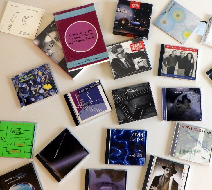 Différents CD d'Alvin Lucier et deux livres sur La Monte Young consultables à la bibliothèque