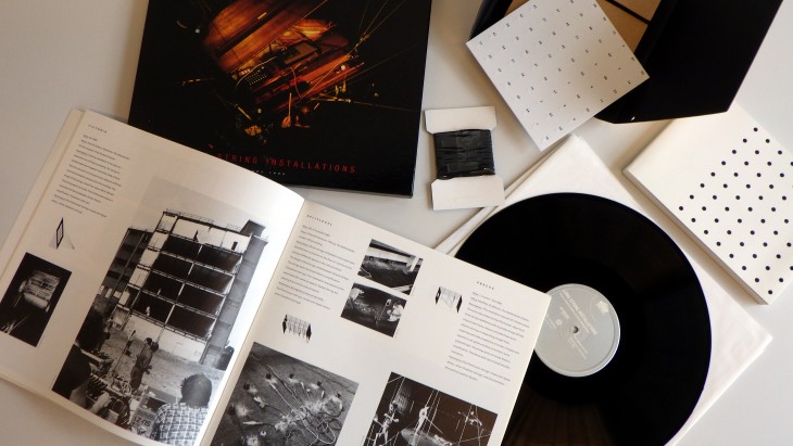 Le vinyle "Long String Installations" et le jeu-livre d'artiste "Number Made Visible", de Paul Panhuysen