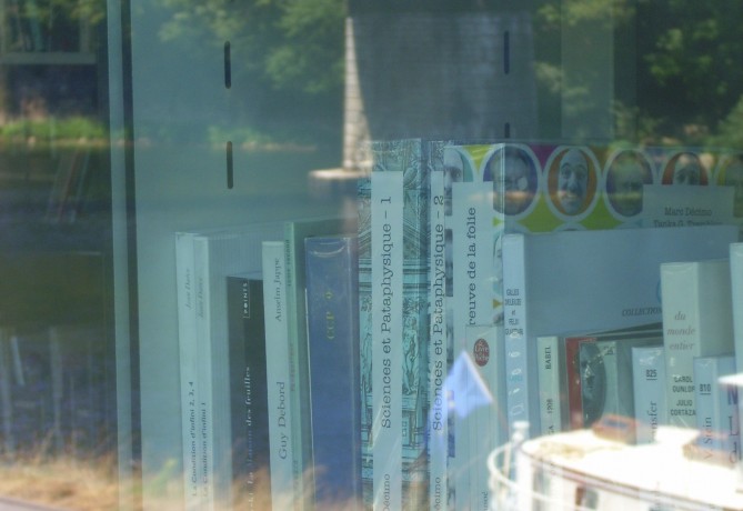 Reflets dans les vitres de la bibliothèque...